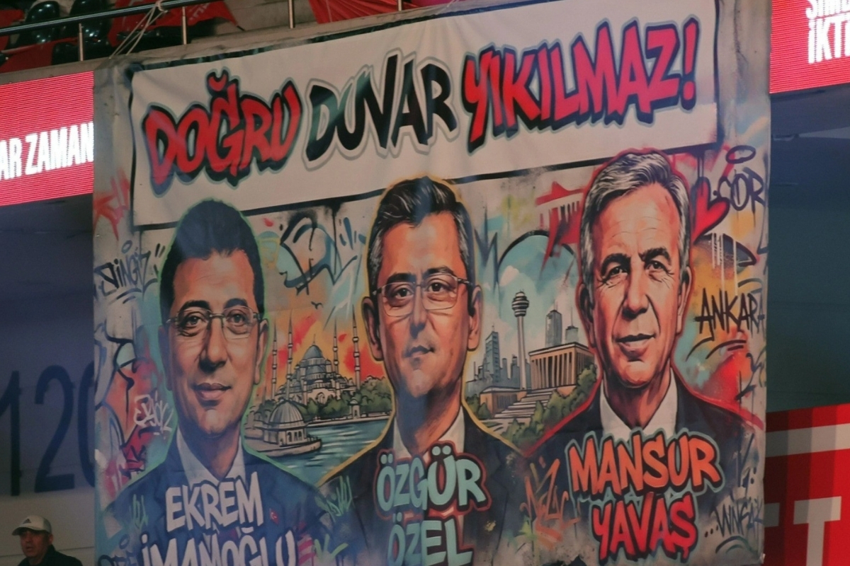 Özgür Özel, kurultayda Ekrem İmamoğlu ve Mansur Yavaş’ın fotoğraflarıyla ‘Doğru duvar yıkılmaz’ pankartı önünde partililere mesaj verdi