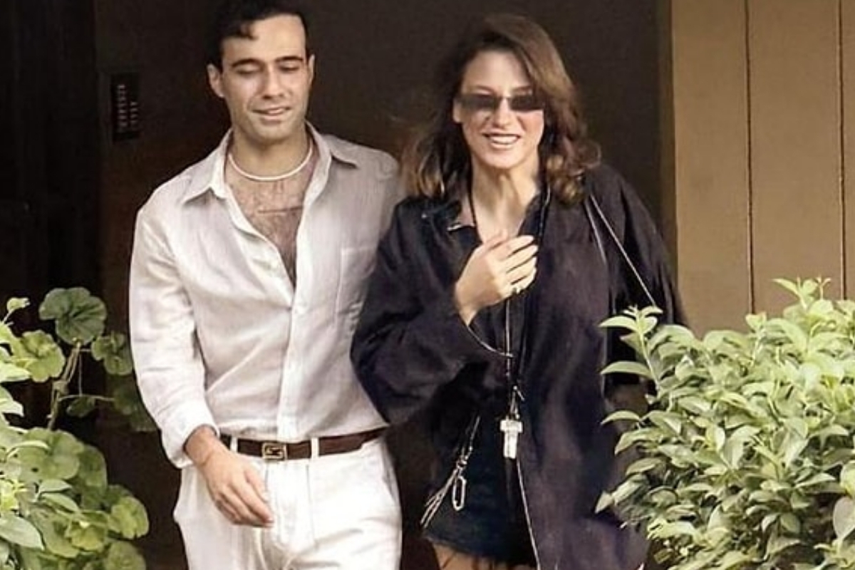 Şarkıcı Mert Demir oyuncu sevgilisi Serenay Sarıkaya için her sabah çiçek ve kahve aldığını açıkladı