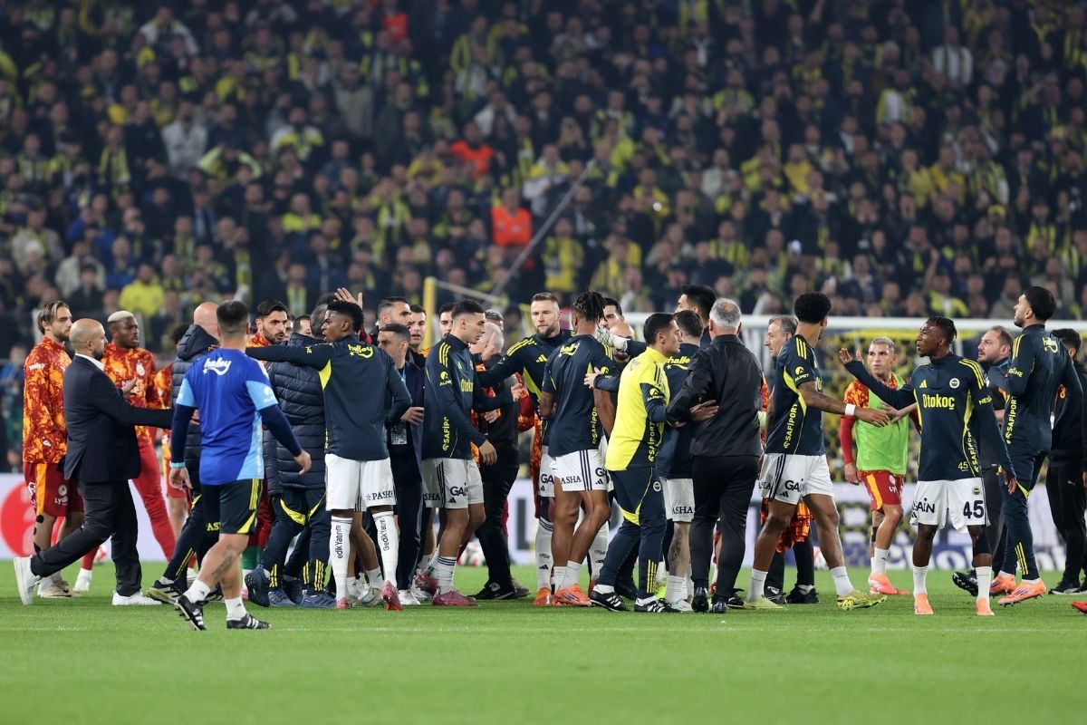 Fenerbahçe ile Galatasaraylı futbolcular arasında karşılaşma öncesinde gerginlik çıktı