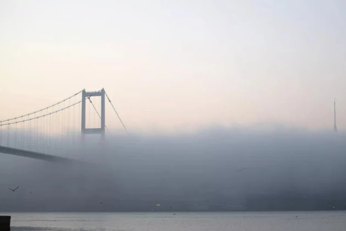 İstanbul Boğazı'nda gemi trafiği sis nedeniyle çift yönlü olarak askıya alındı