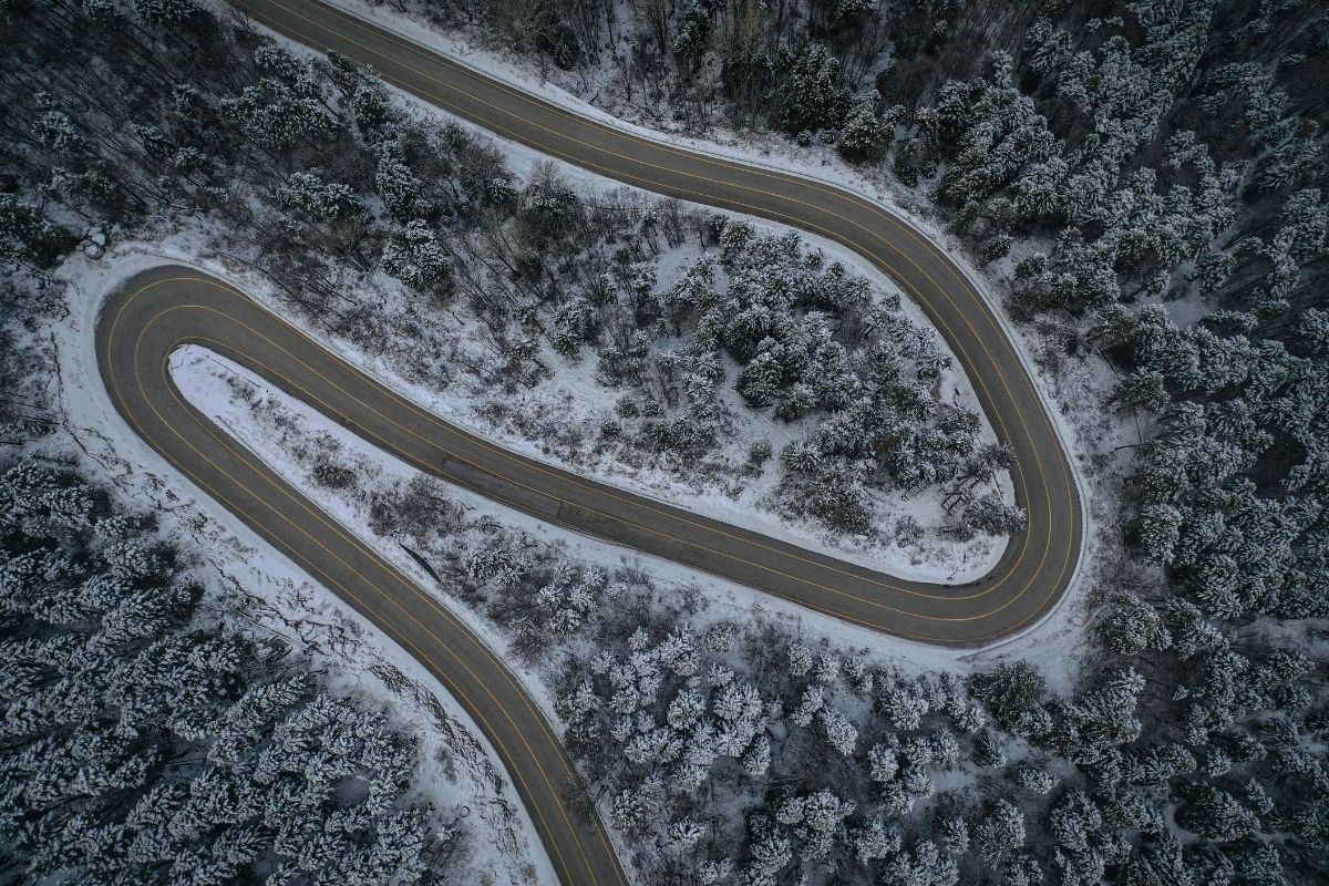 Uludağ'ın beyaza bürünen kıvrımlı yolları eşsiz manzara oluşturdu