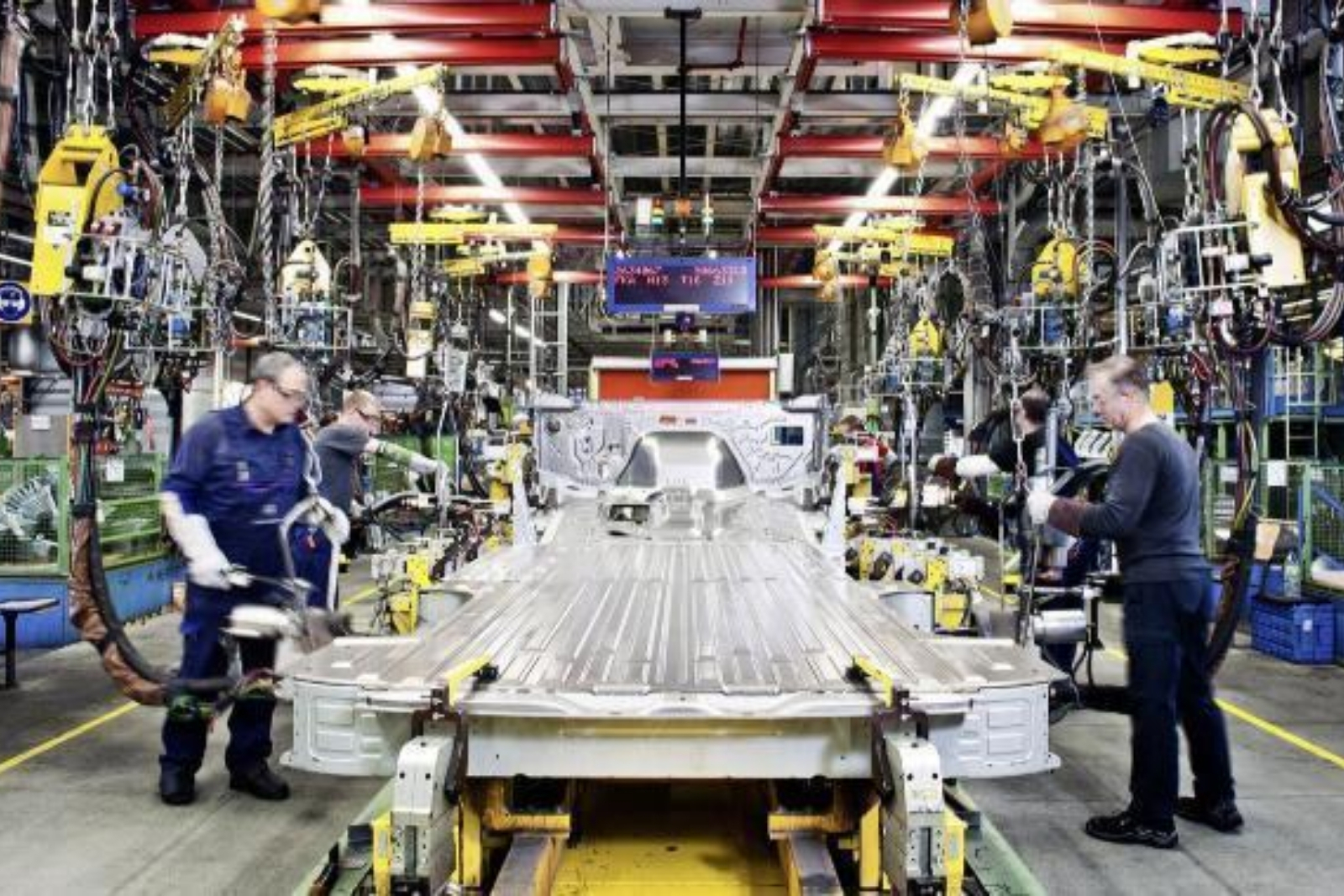 Almanya'da fabrika siparişleri büyük savunma siparişleriyle ekim ayında arttı