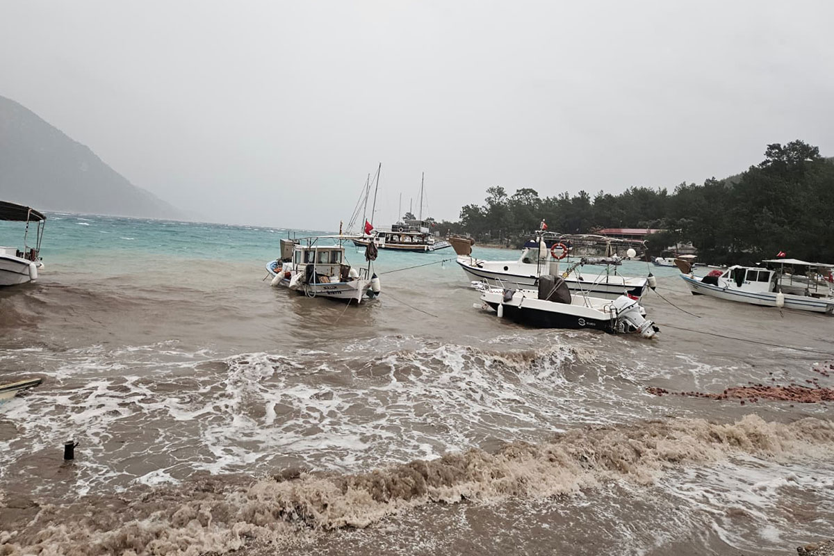 Bodrum’da sağanak yağış hayatı felç etti, araçlar sular altında kaldı, balıkçı barınağında sandallar battı