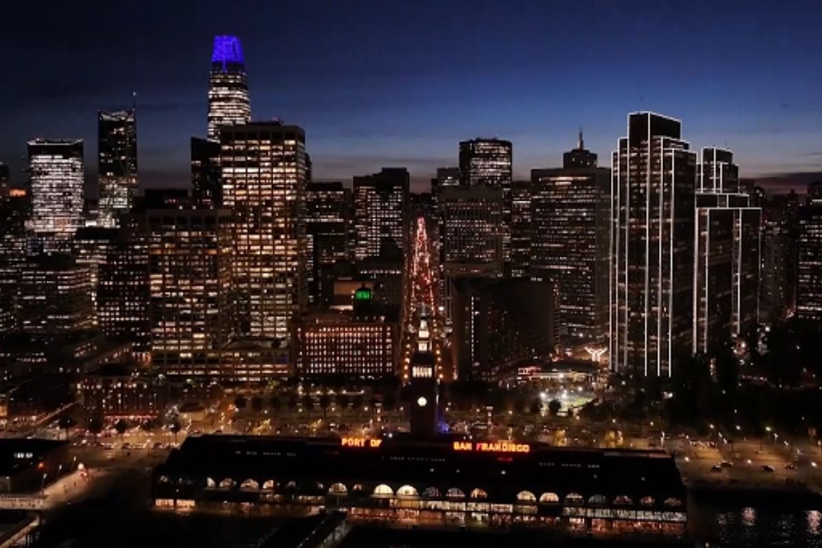 San Francisco’da gökyüzünün renkleri ve şehir ışıkları havadan görüntülendi