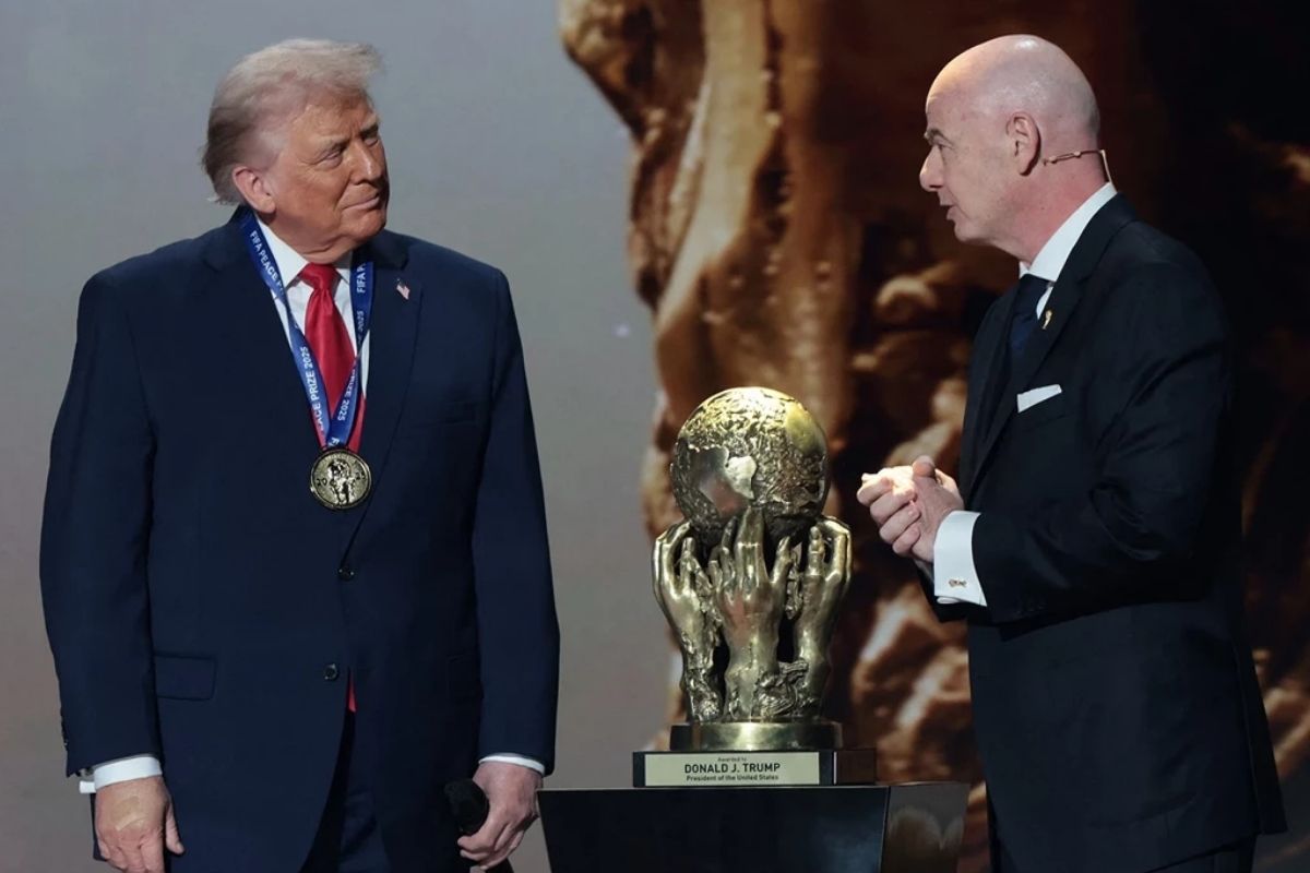 ABD Başkanı Trump'a 2026 Dünya Kupası kura çekimi etkinliğinde FIFA Barış Ödülü verildi