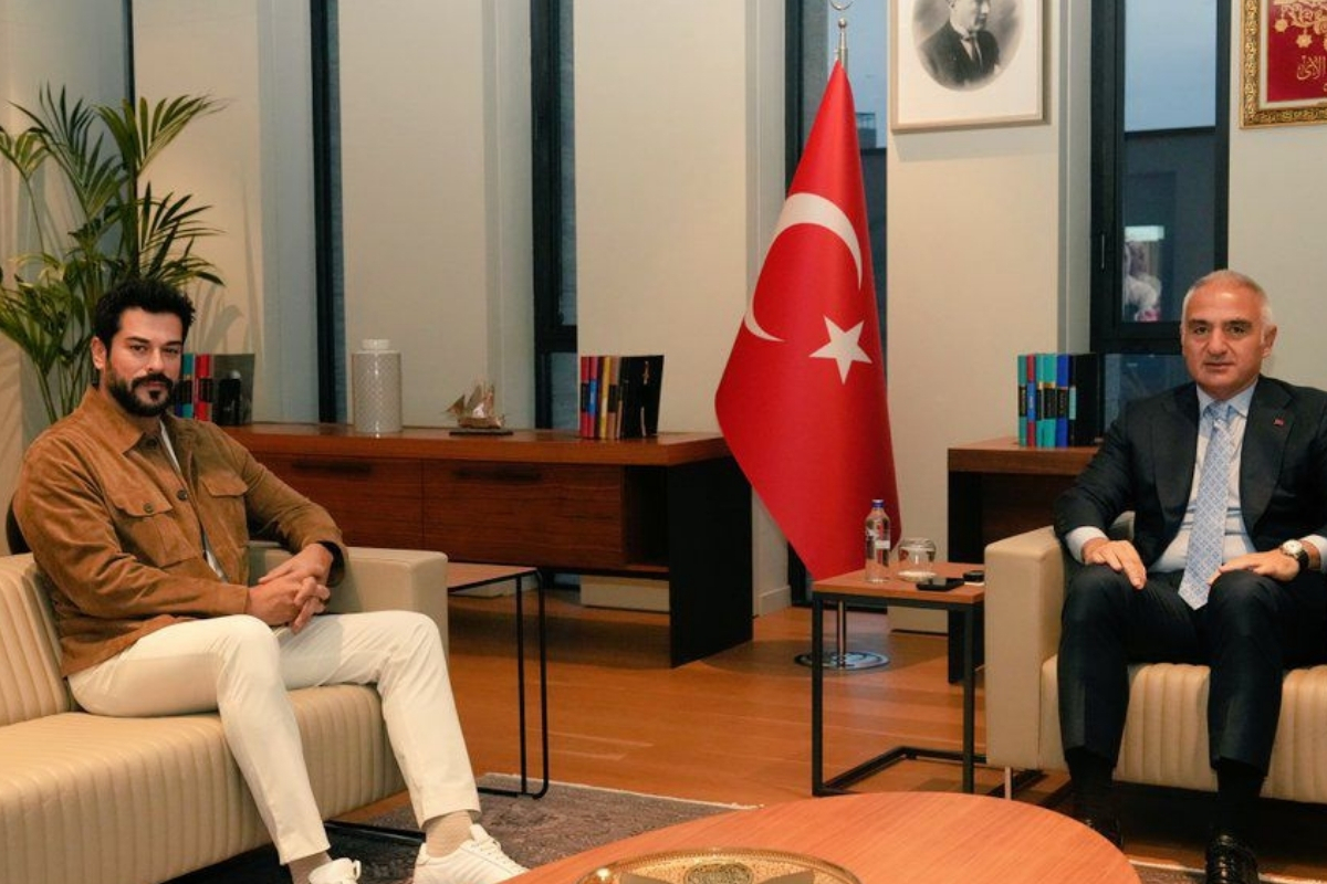 Burak Özçivit İstanbul Atatürk Kültür Merkezi’nde Bakan Ersoy ile kültür ve sanat projelerini görüştü