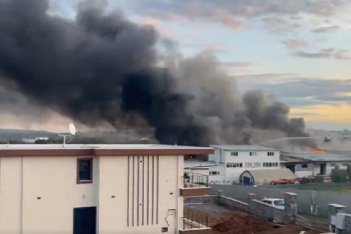 Tuzla’da kauçuk ve karton üretimi yapılan fabrikada çıkan yangına itfaiye müdahalesi sürüyor