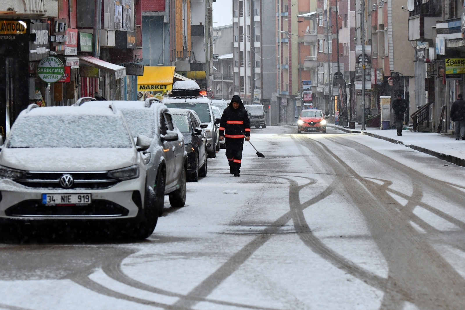 Kars ve Ardahan'da gece boyu etkin olan yağışın ardından yollar karla kaplandı