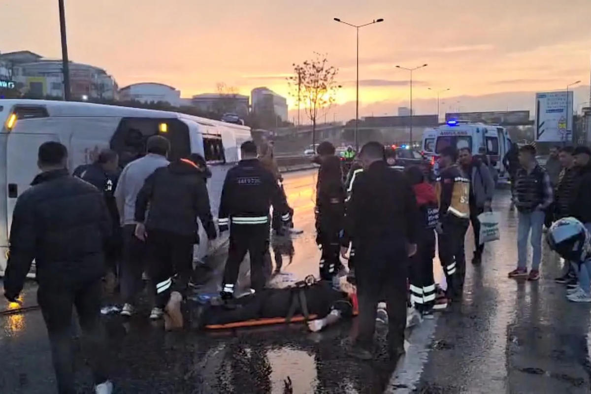 Havalimanı çalışanlarını taşıyan servis devrildi; 2'si ağır 5 kişi yaralandı