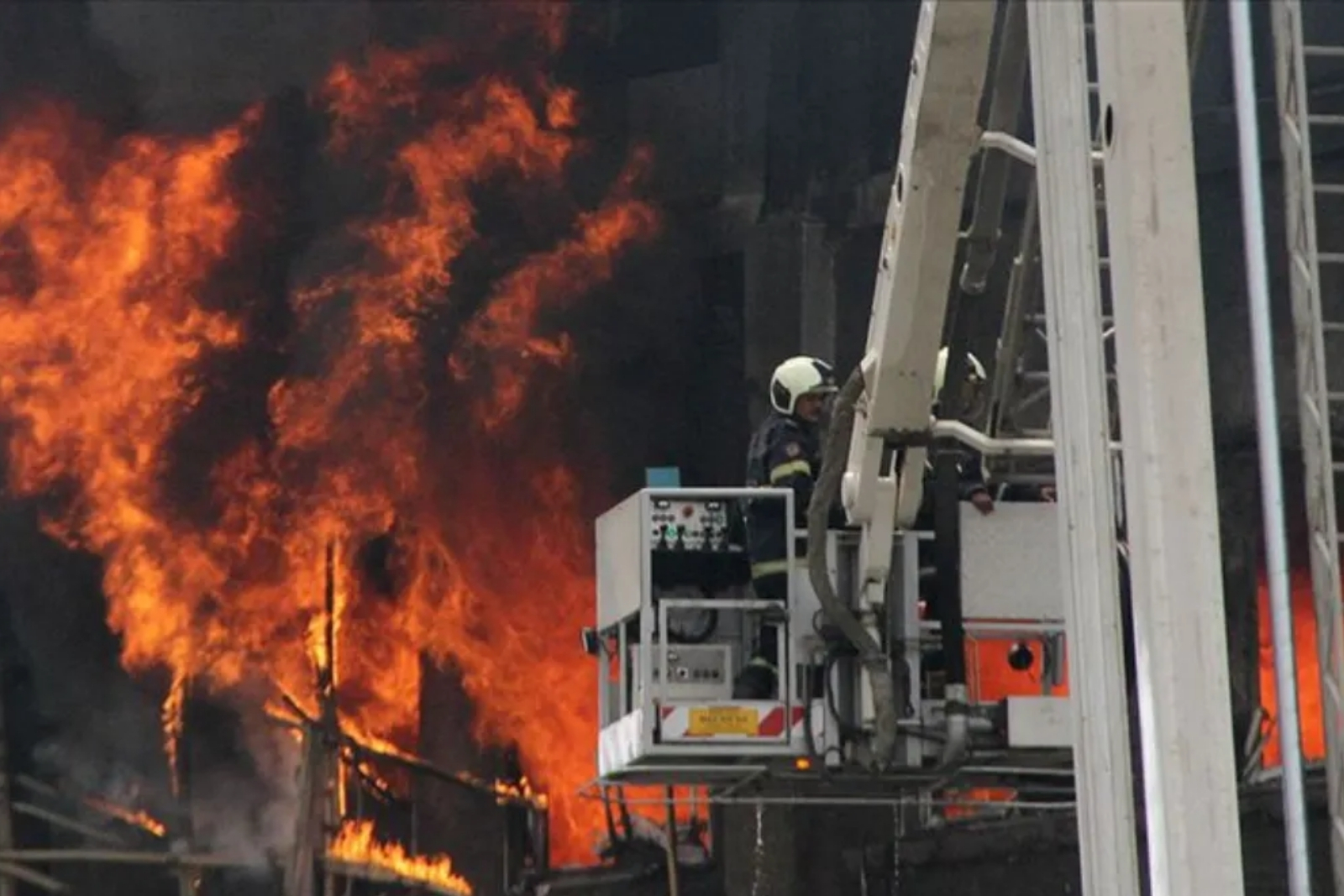 Hindistan'da bulunan gece kulübündeki yangında en az 23 ölü