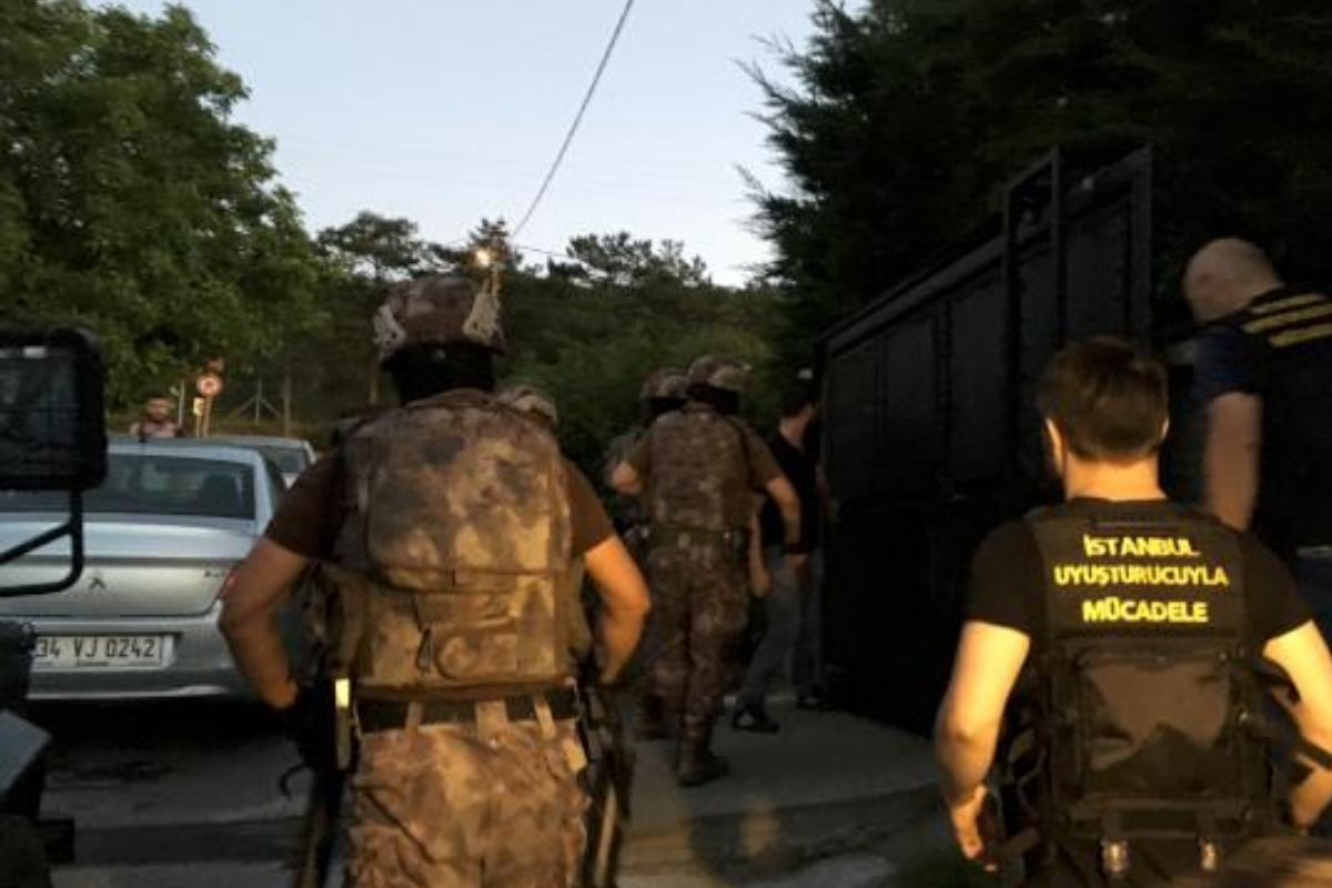 Çekmeköy’de uyuşturucu baskınında çıkan çatışmada saldırgan öldürüldü bir polis yaralandı