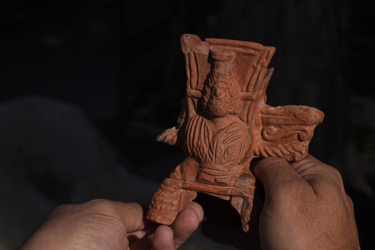 Efes Antik Kenti'nde Mısır tanrısı Serapis tasvirli tütsü kabı bulundu