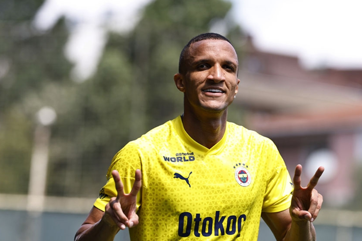 Fenerbahçe Brezilyalı stoper Rodrigo Becao’nun kadro dışı bırakıldığını açıkladı