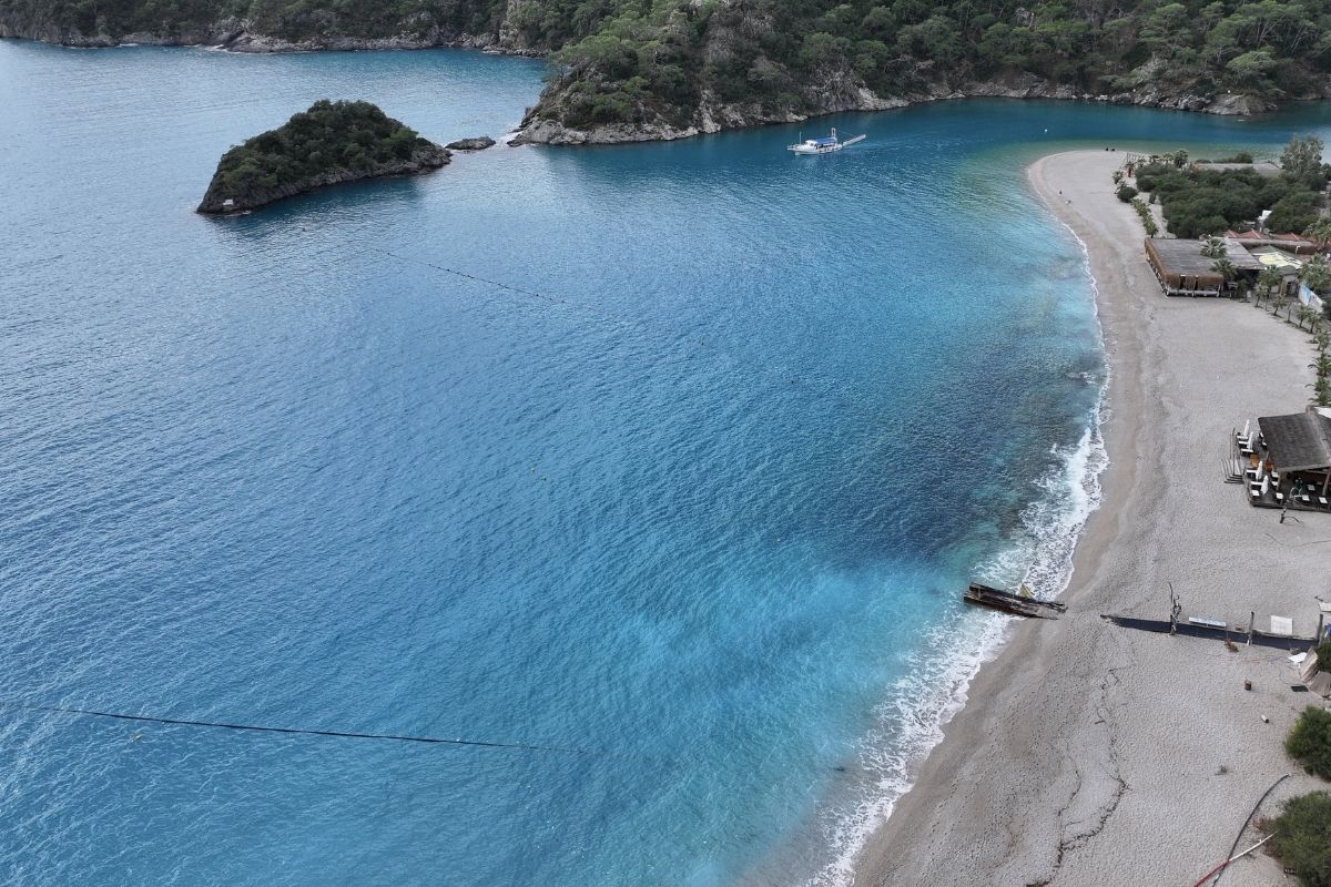 Fethiye'de Ölüdeniz'in rengi turkuaza döndü