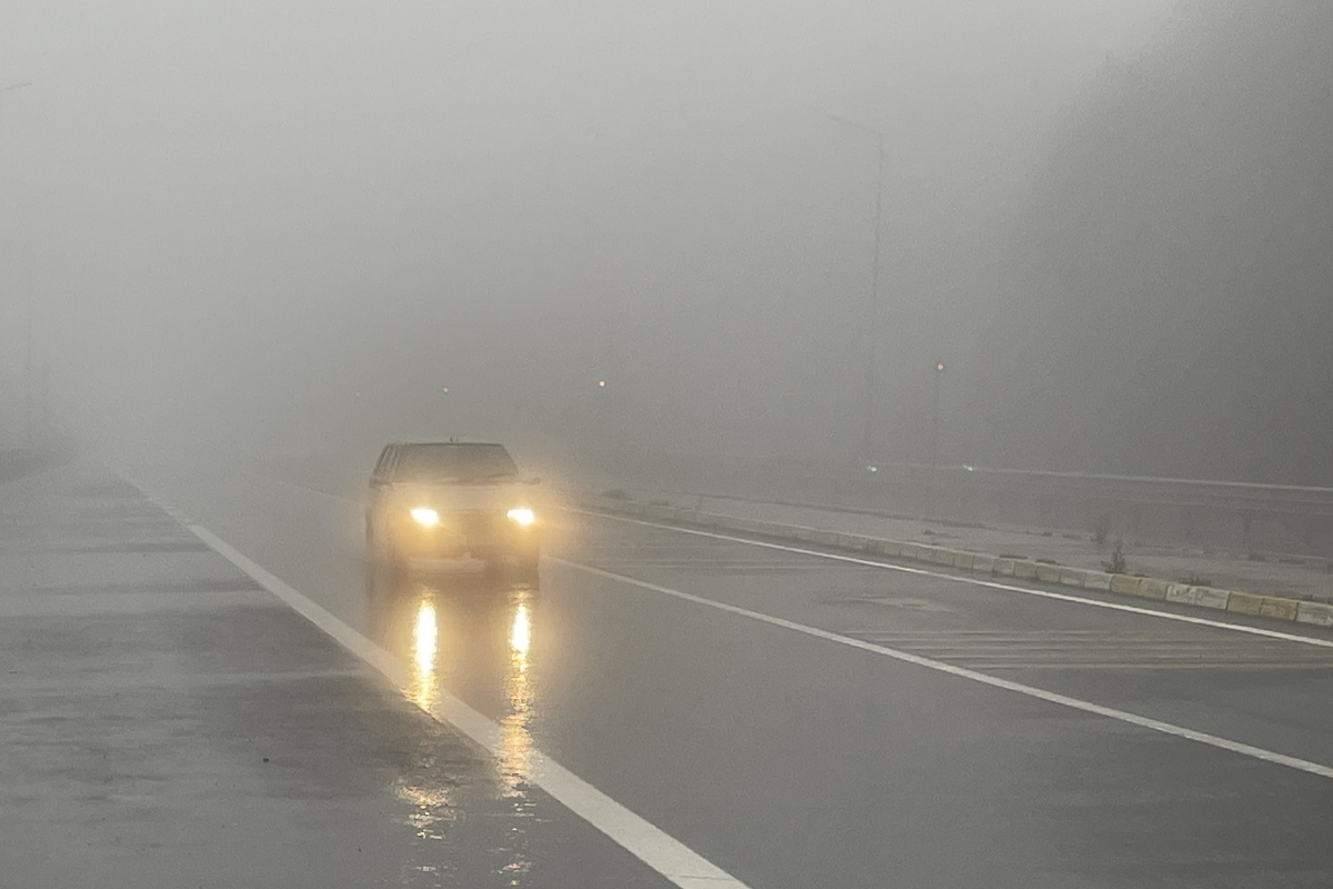 Bolu Dağı’nda etkili olan sis ve sağanak nedeniyle D-100’de görüş mesafesi 30 metreye kadar düştü