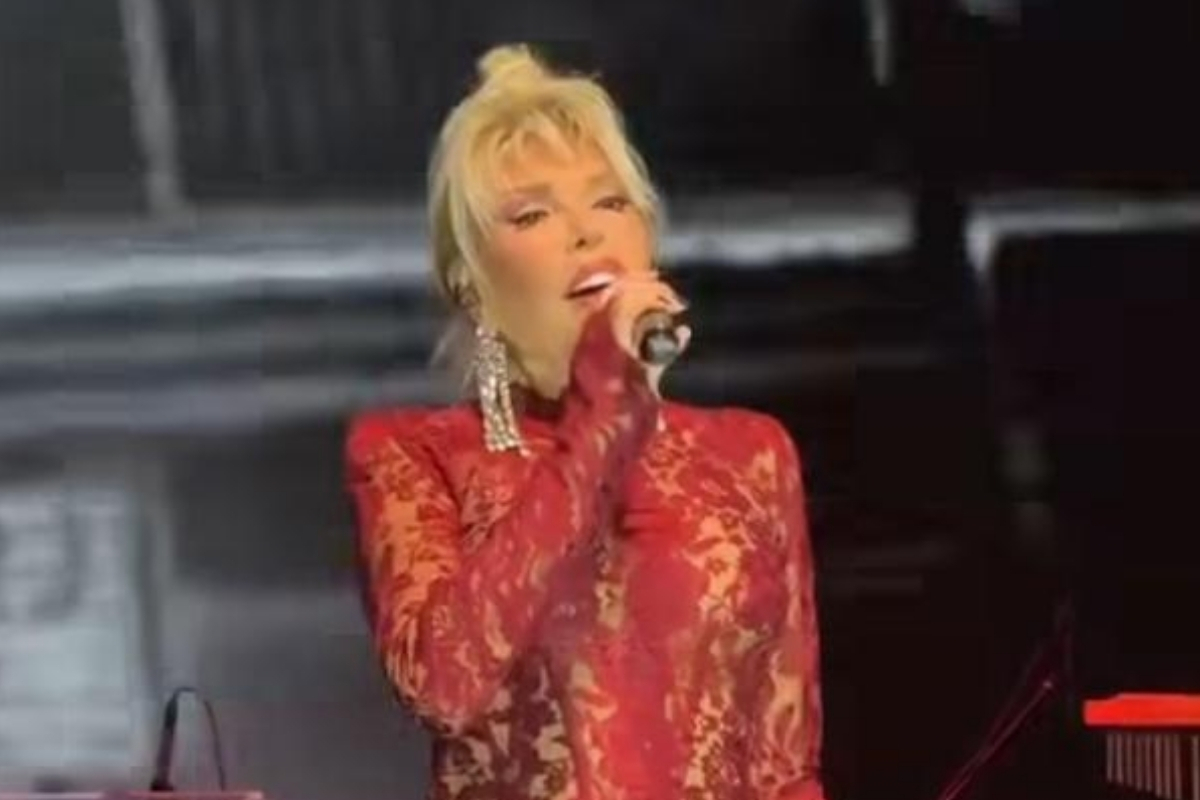 Ajda Pekkan Kıbrıs’taki özel konserinde kırmızı dantelli sahne stiliyle unutulmaz bir gece yaşattı