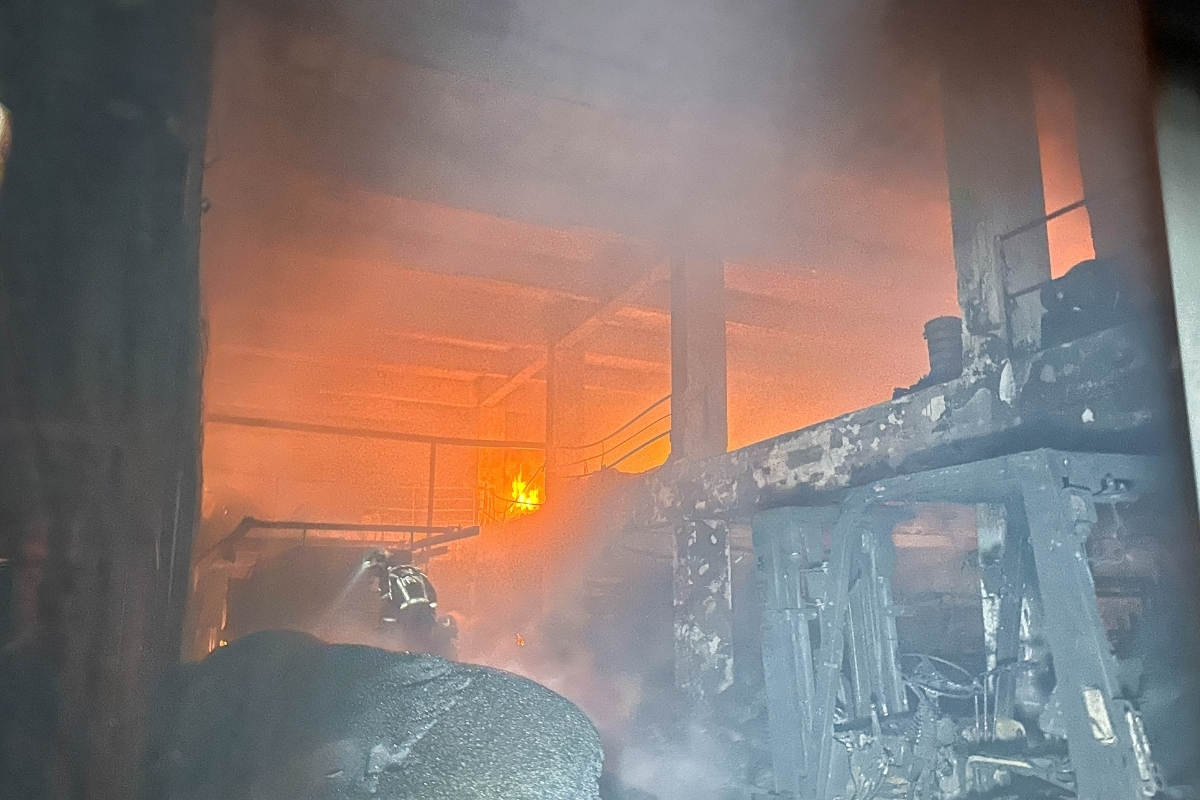 Uşak'ta plastik poşet üretimi yapan fabrikada yangın çıktı