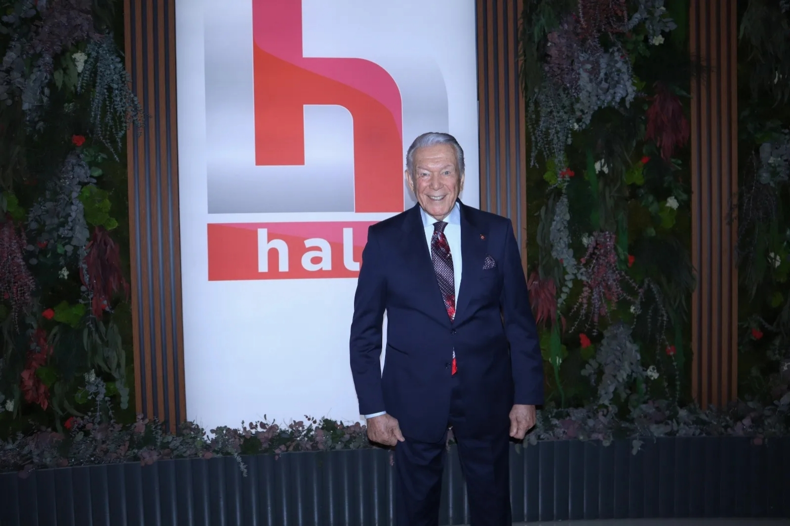 Duayen gazeteci Uğur Dündar'ın yeni adresi Halk TV oldu