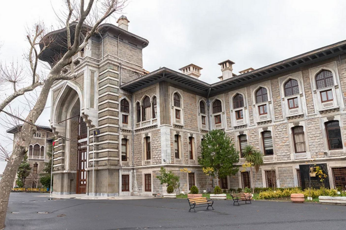 İstanbul Erkek Lisesi'nde darp olayı ve 'taciz listesi' iddiaları gündemi sarsarken, çocuklarını okuldan alan veliler 'adalet' çağrısı yapıyor