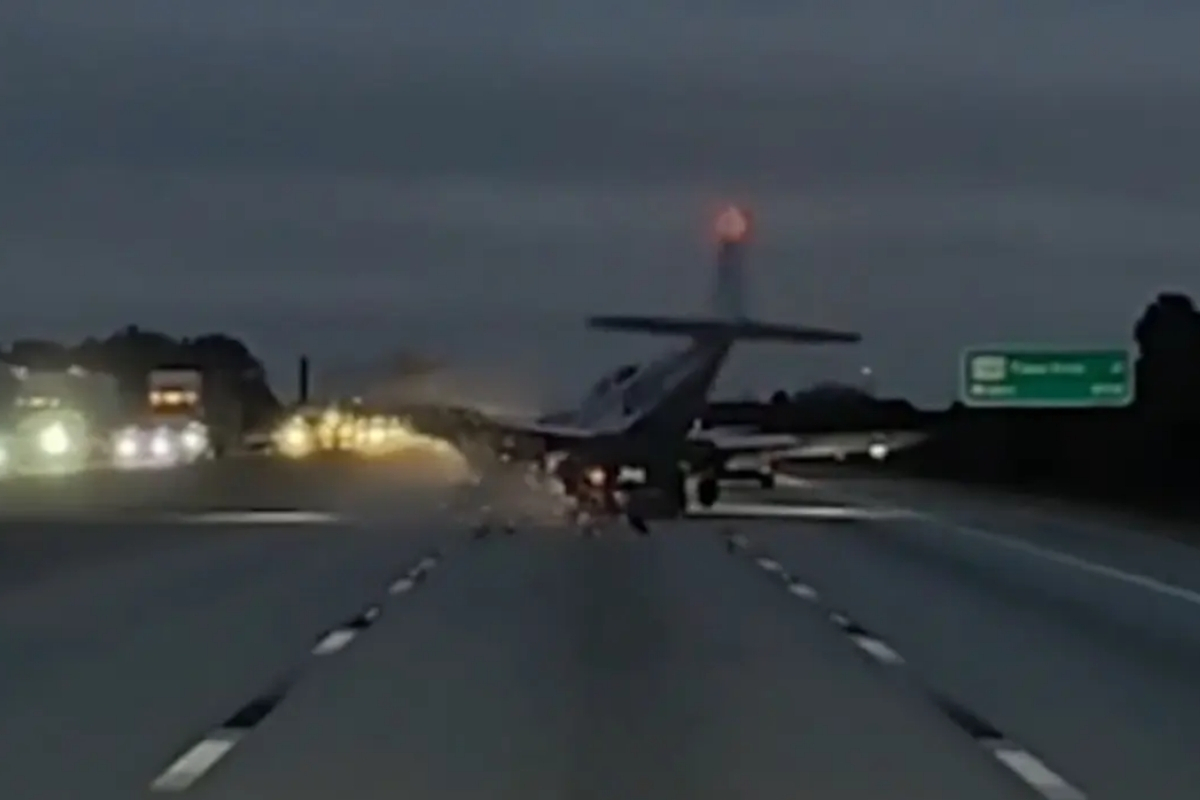 Florida’da otoyola acil iniş yapmaya çalışan uçağın otomobile çarpması paniğe yol açtı
