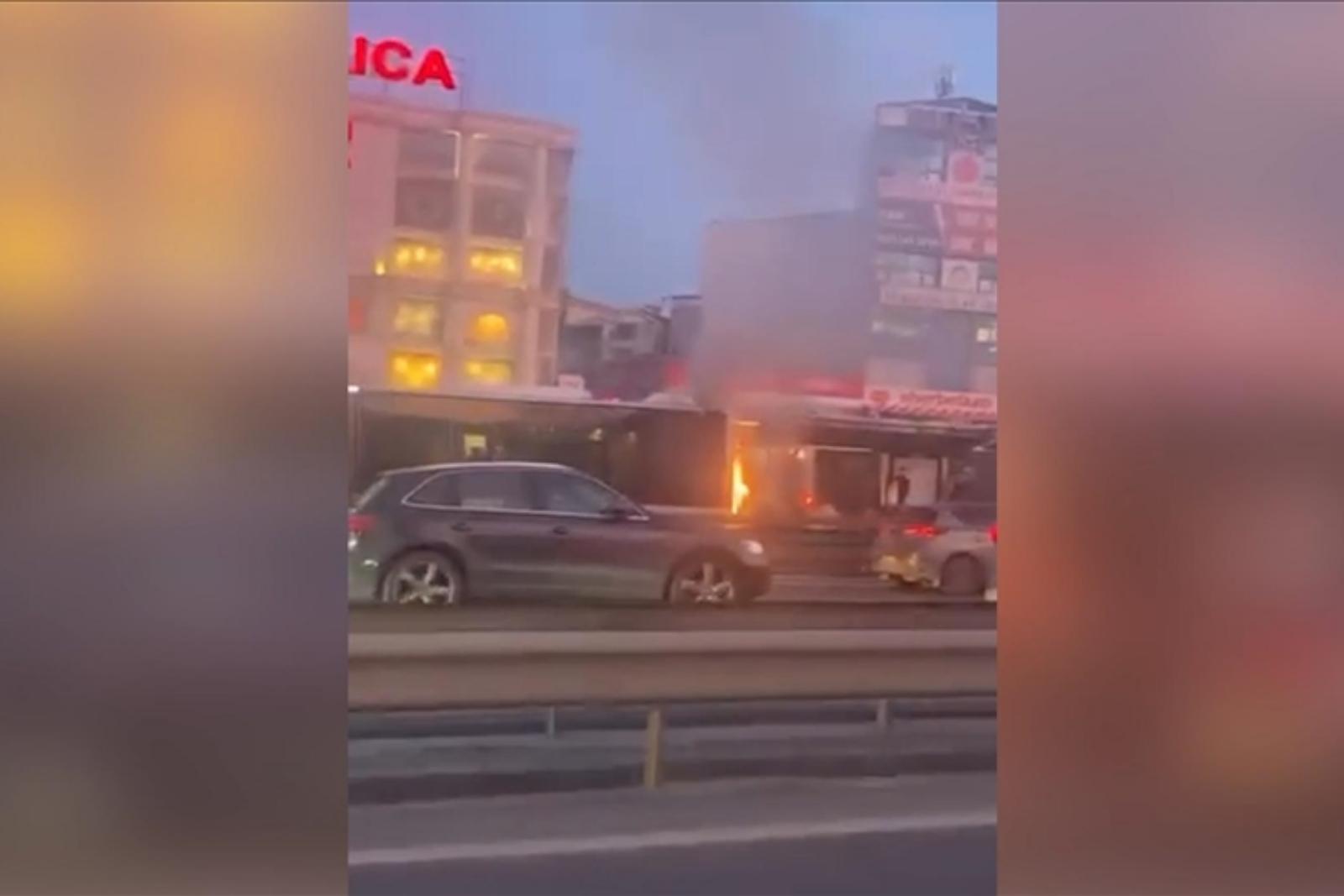 Bakırköy'de seyir eden metrobüste yangın ucuz atlatıldı