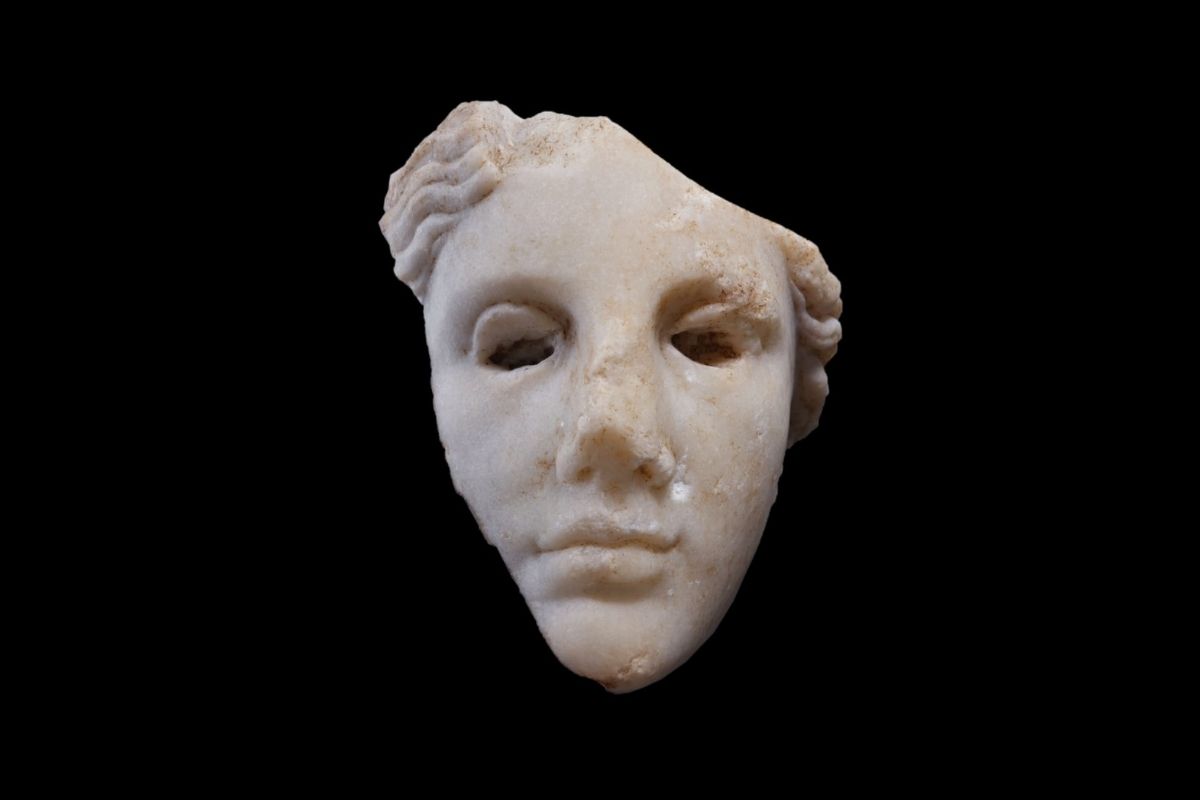 Metropolis Antik Kenti'nde Helenistik döneme ait olduğu değerlendirilen tanrıça heykel başı bulundu