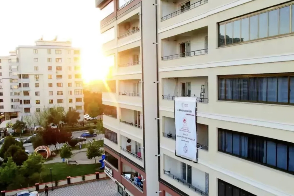 Çevre Şehircilik ve İklim Değişikliği Bakanı Murat Kurum'dan Yerinde Dönüşüm Projesi'yle yapımı tamamlanan sosyal konutlara ilişkin paylaşım