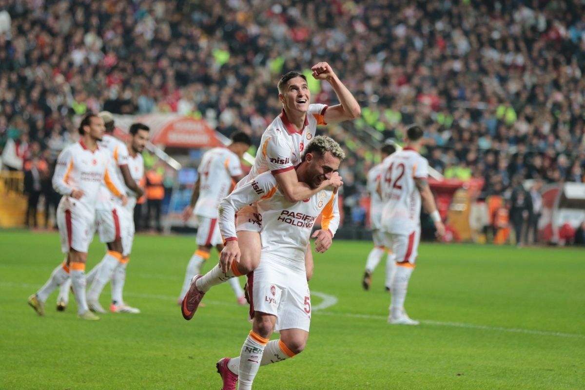 Galatasaray, Antalyaspor deplasmanında 3 puanı 4 golle aldı