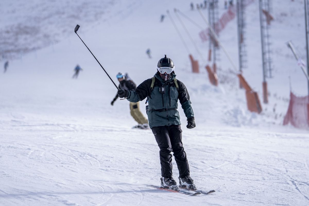 Kayak merkezlerindeki bazı pistlerde kayak, kızak ve snowboard yapılmaya başlandı