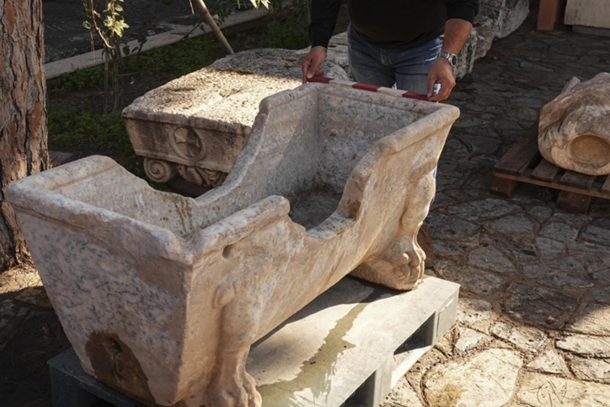 Efes Antik Kenti kazılarında Roma dönemine ait mermer küvet ve erkek heykeli ortaya çıkarıldı