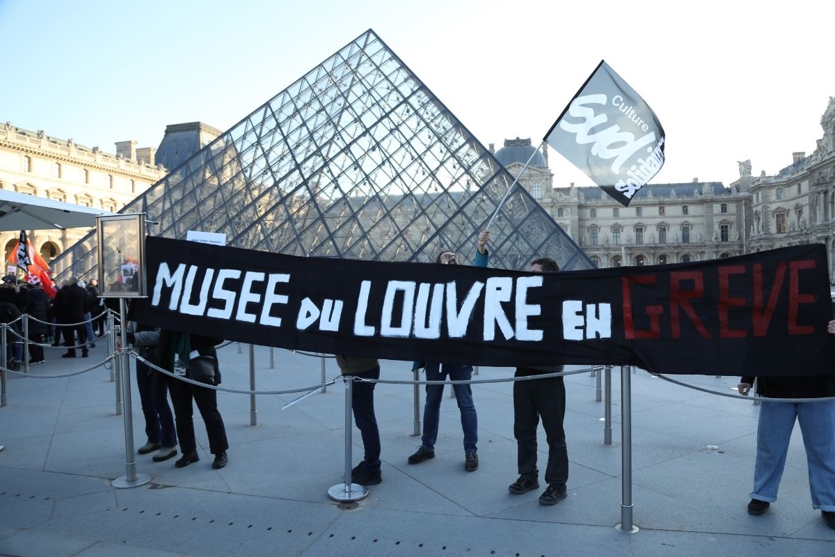 Louvre Müzesi’nde çalışanlar greve gitti, yoğun turizm sezonu öncesi kapanma tehlikesi
