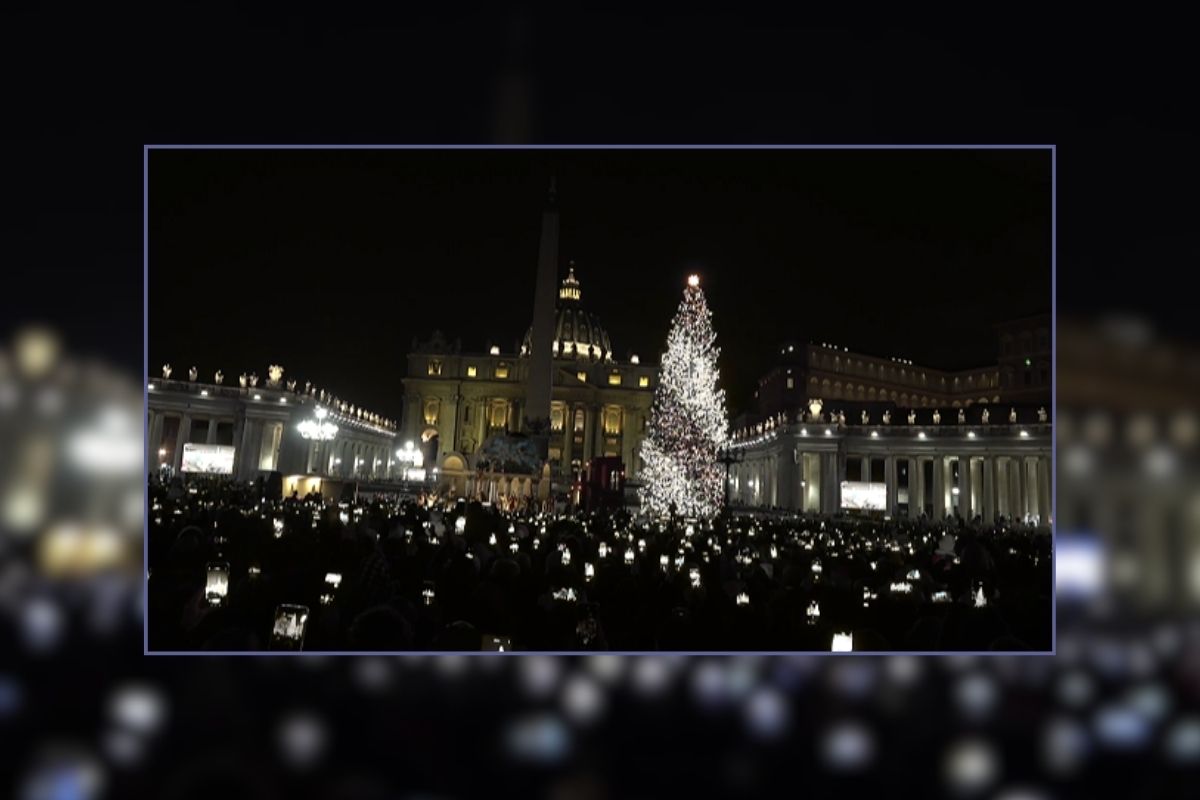 Vatikan’da Noel ağacının ışıkları yakıldı