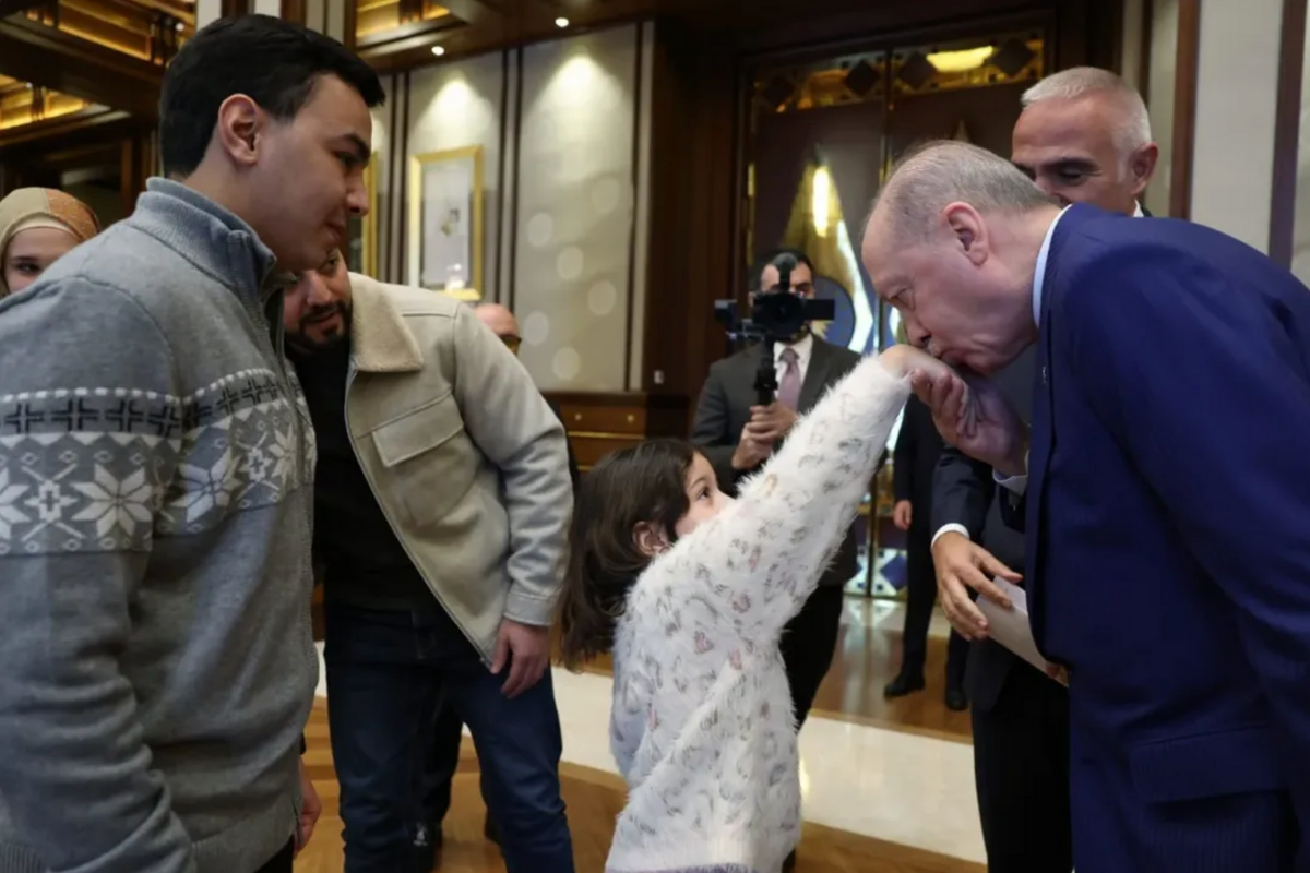 Cumhurbaşkanı Erdoğan, Filistinli Hind Rajab'ın ailesini Külliye'de kabul etti