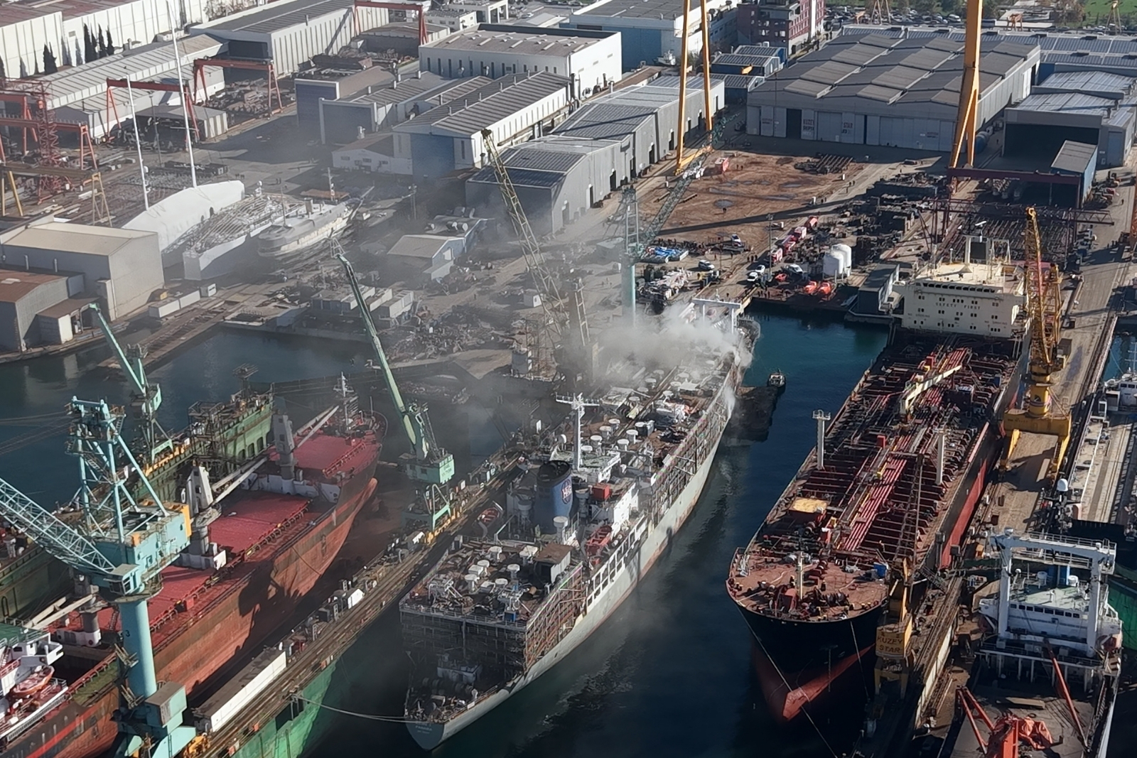 Tuzla Tersaneler Caddesi'nde gemi yangını