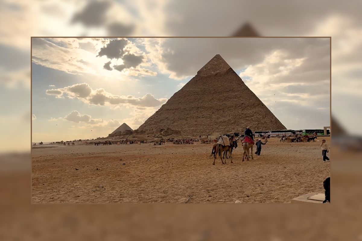 Giza Piramitleri, milyonlarca yerli ve yabancı ziyaretçilerin ilgisini çekmeye devam ediyor