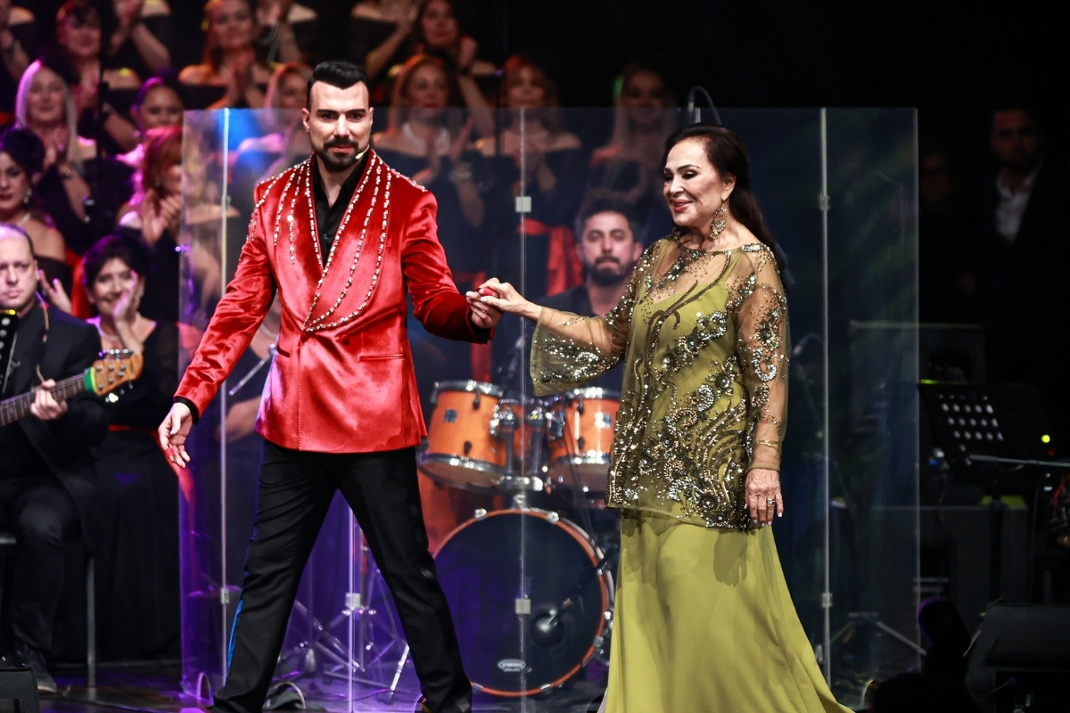 Sinemanın usta ismi Türkan Şoray İyilik Korosu ile sahneye çıktı