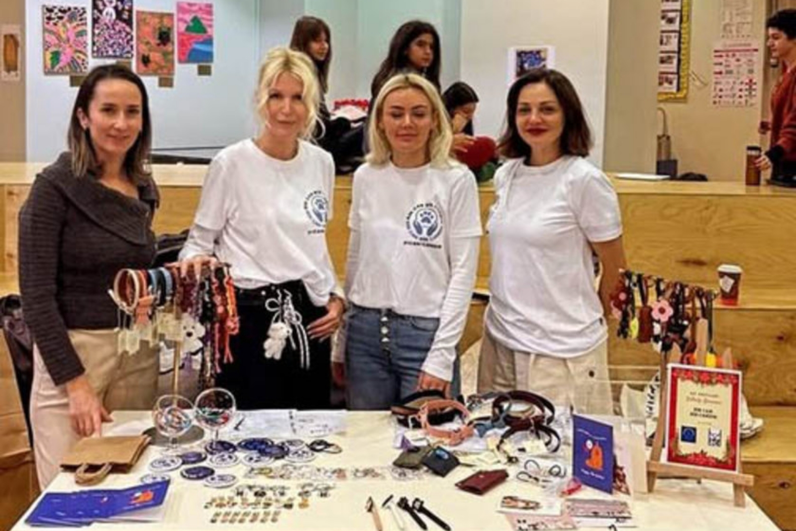 Derin Mermerci patili dostları için kermeste satış yaptı