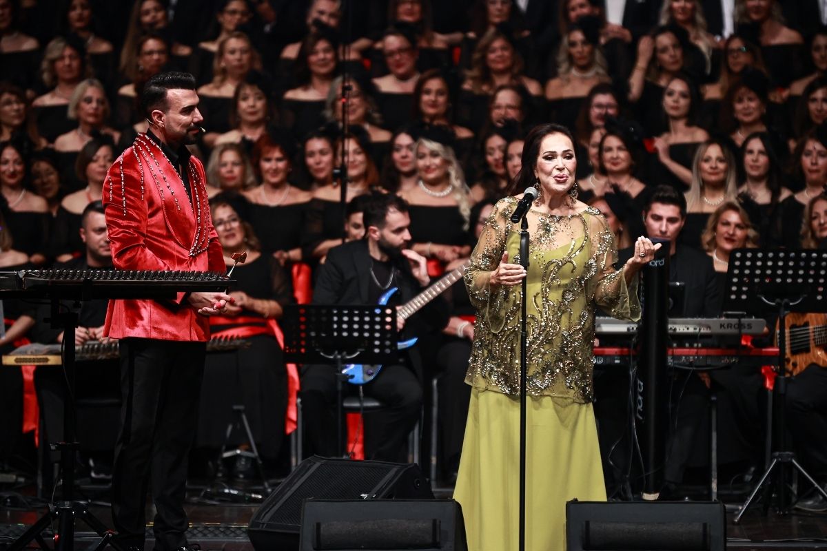 Yeşilçam sanatçısı Türkan Şoray 'İyilik Korosu' ile sahneye çıktı
