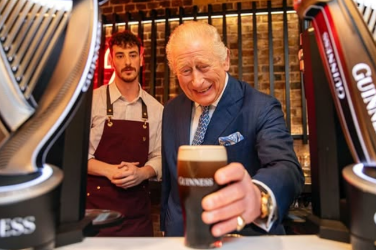 Kral Charles, kanser tedavisi gördüğünü açıklamasının ardından ilk kez halkın önüne çıktı; birasını içip vatandaşların Noel'ini kutladı