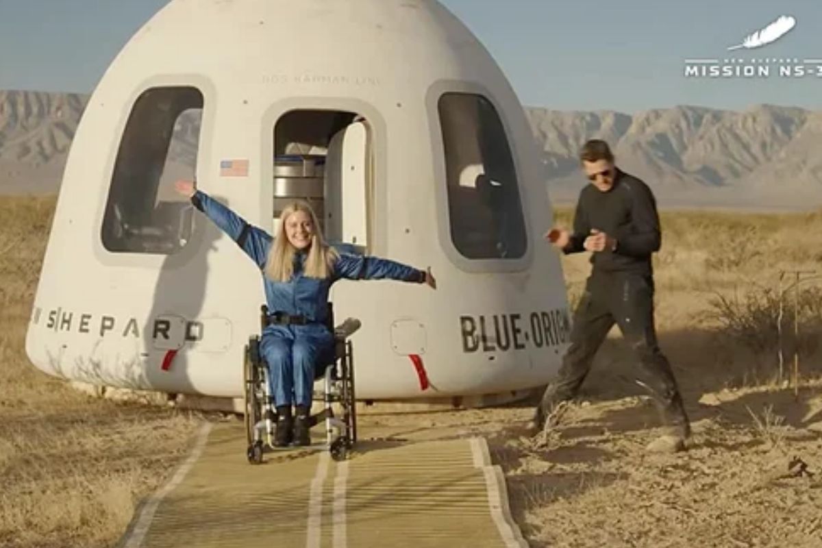 Blue Origin, tekerlekli sandalye kullanan ilk yolcuyla uzay uçuşu gerçekleştirdi