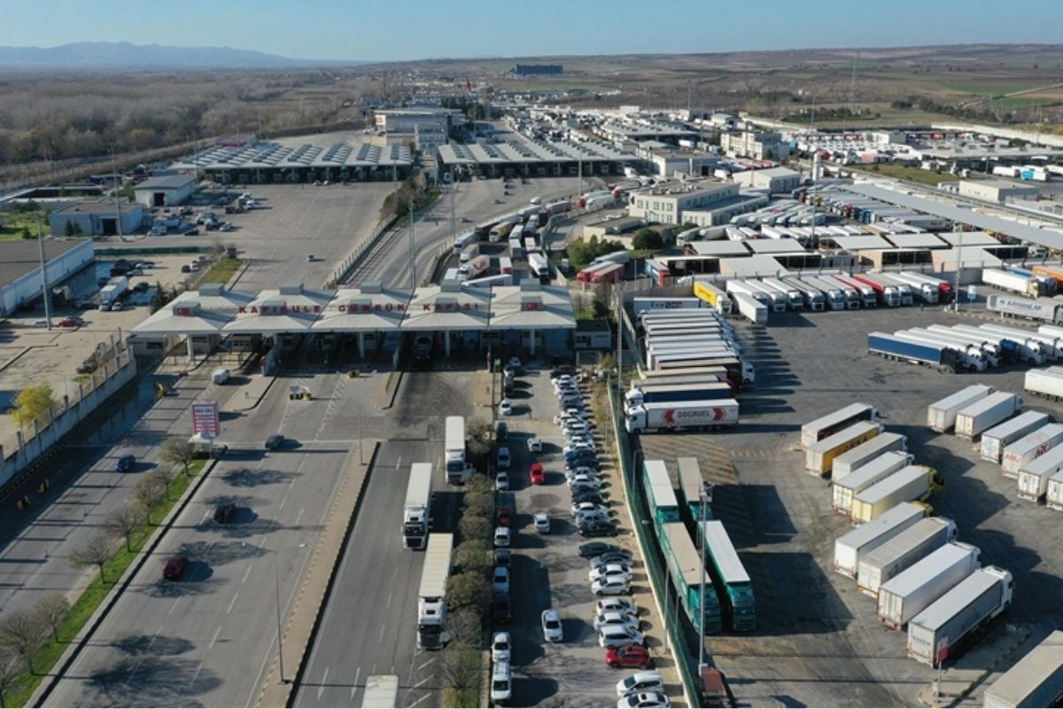 Kapıkule Gümrük Kapısı'nda 3 bin 442 araçla günlük ticari araç geçiş rekoru kırıldı