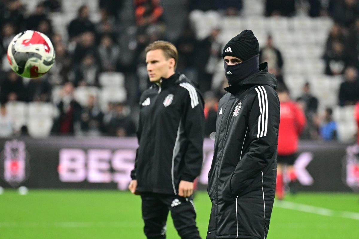 Beşiktaş'ta 48 gün sonra taraftarın önüne çıkan Rafa Silva'nın görüntüsü tepki çekti, taraftarlar futbolcuyu ıslıkladı