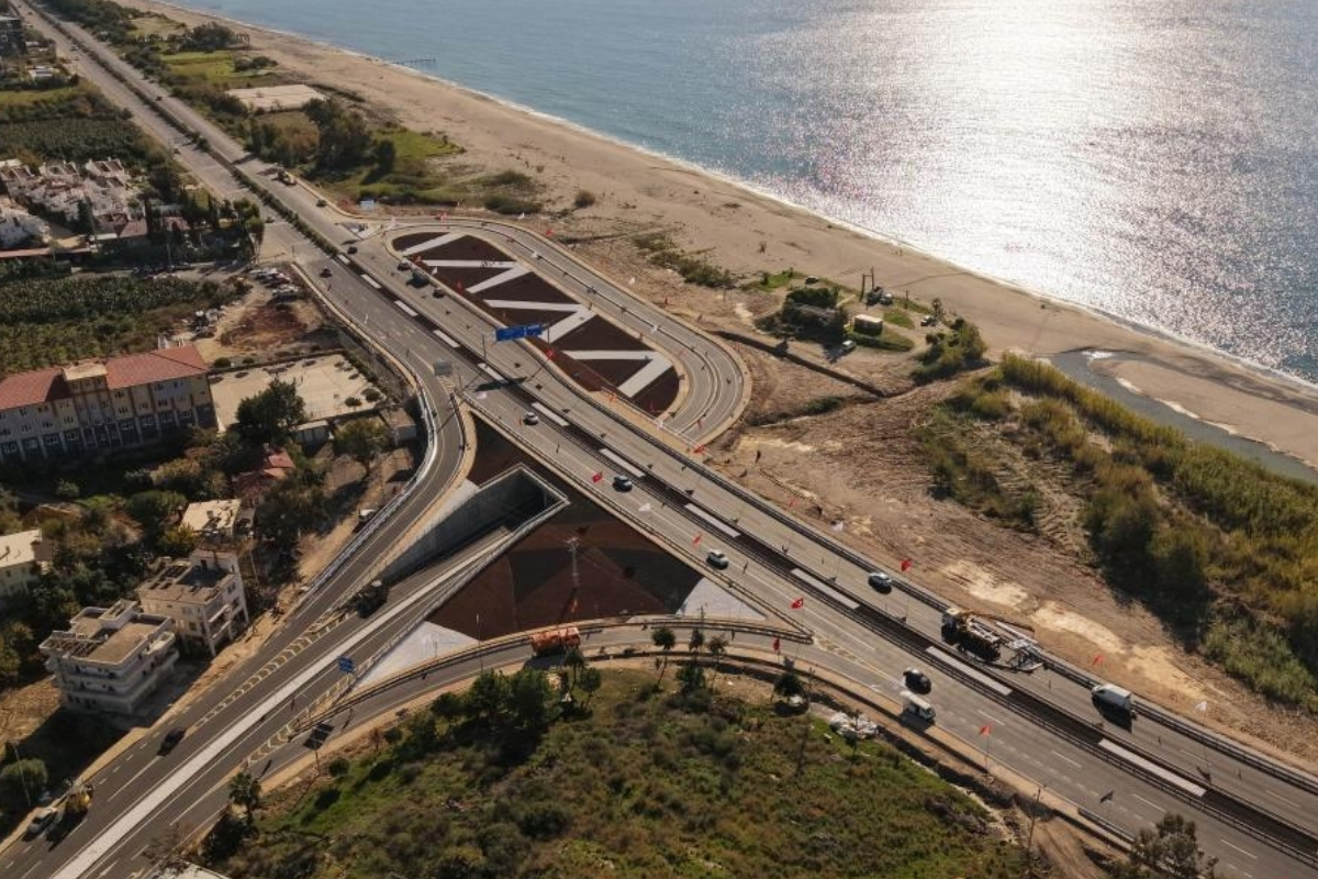 Ulaştırma ve Altyapı Bakanı Abdulkadir Uraloğlu, Antalya-Alanya Doğu Çevre Yolu ve Demirtaş Kavşağı'nın açılışında konuştu