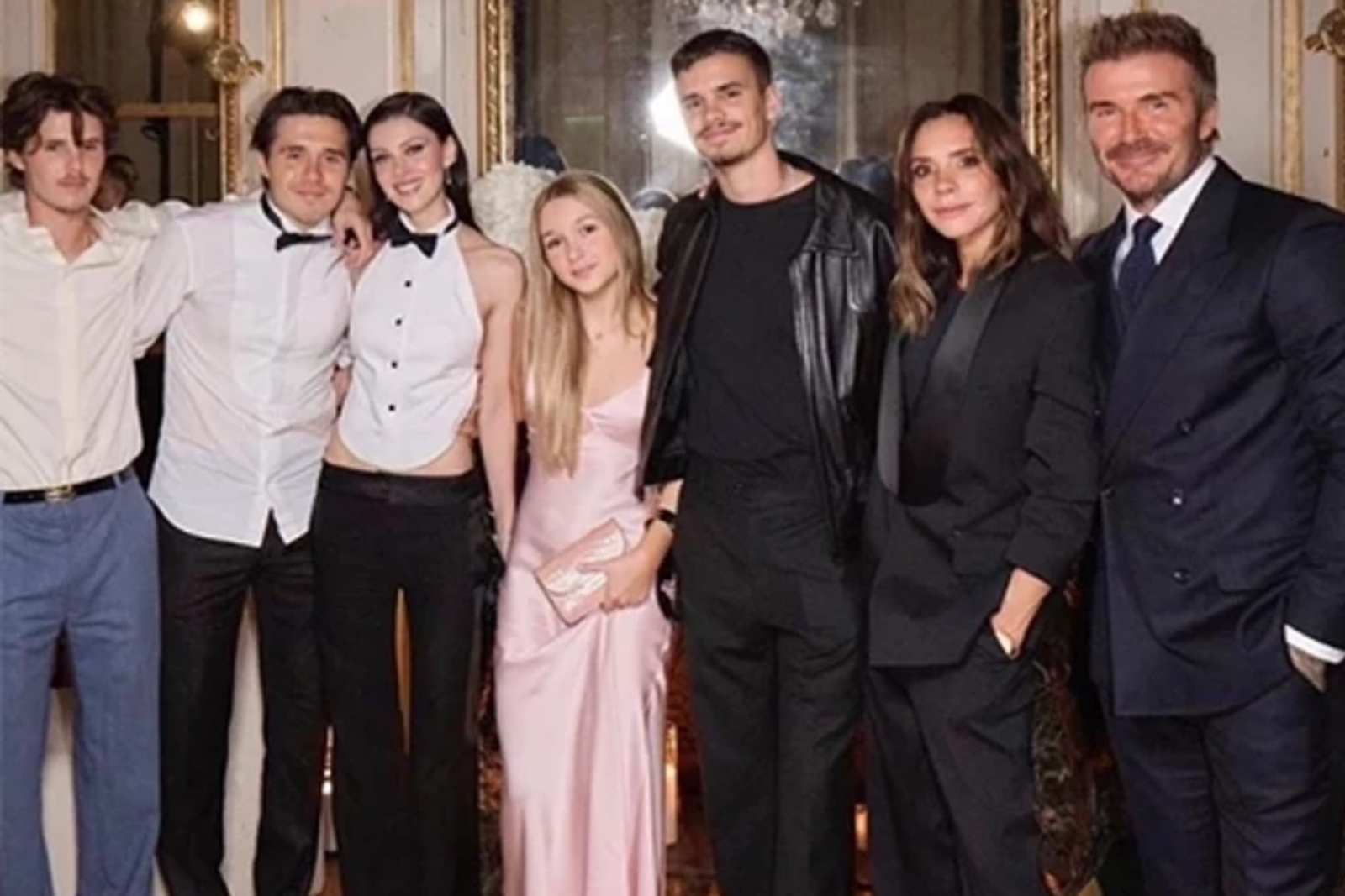 Bir süredir ailesi ile küs olan Brooklyn Beckham, tüm aile üyelerini sosyal medya hesabından engelledi