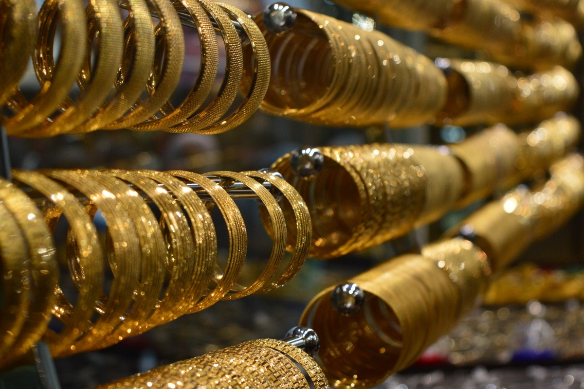 Zayıflayan dolar ve faiz indirimi beklentileri ons altın fiyatını rekor seviyeye taşıdı