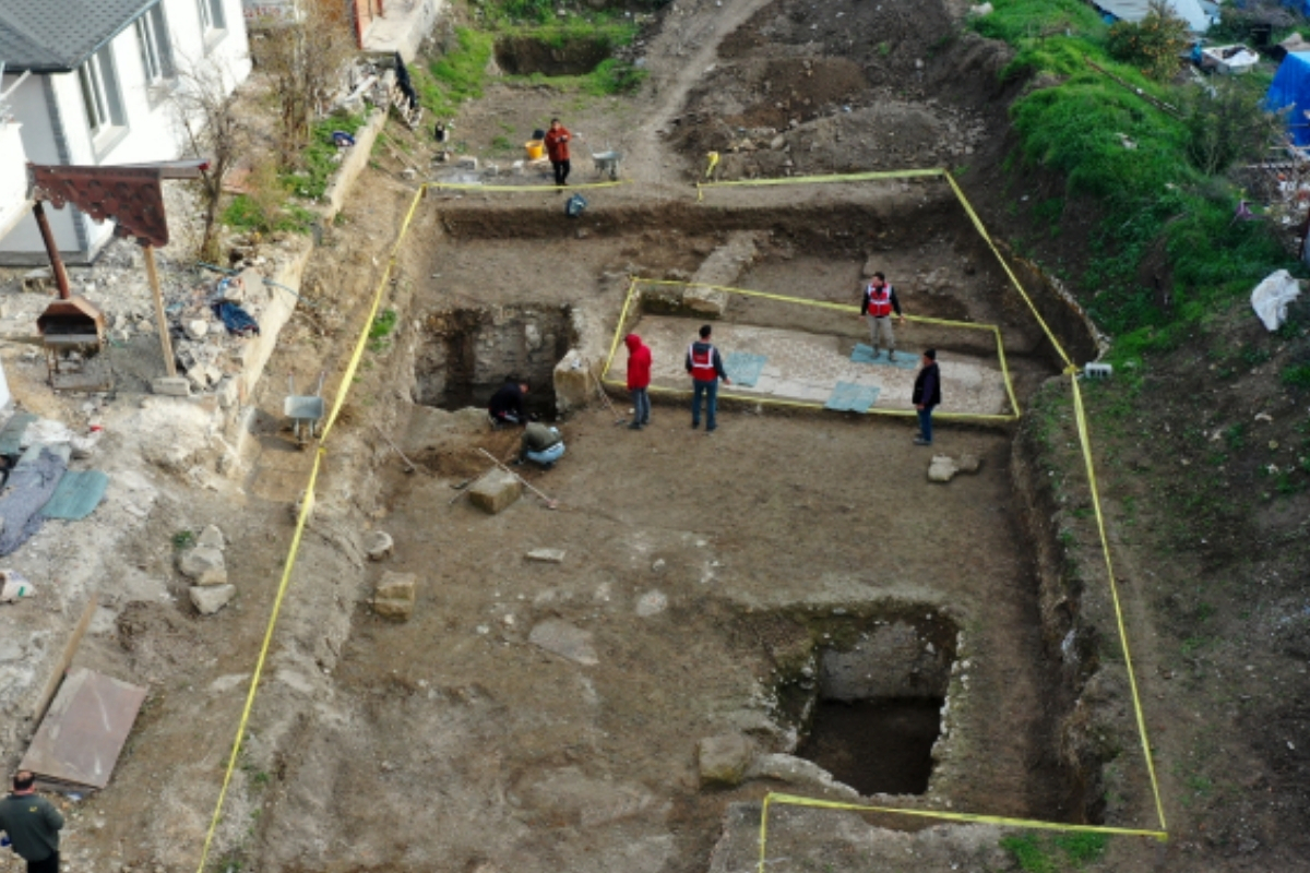 Geç Antik Çağ'a ait Grekçe yazıtlı taban mozaiği gün yüzüne çıkarıldı