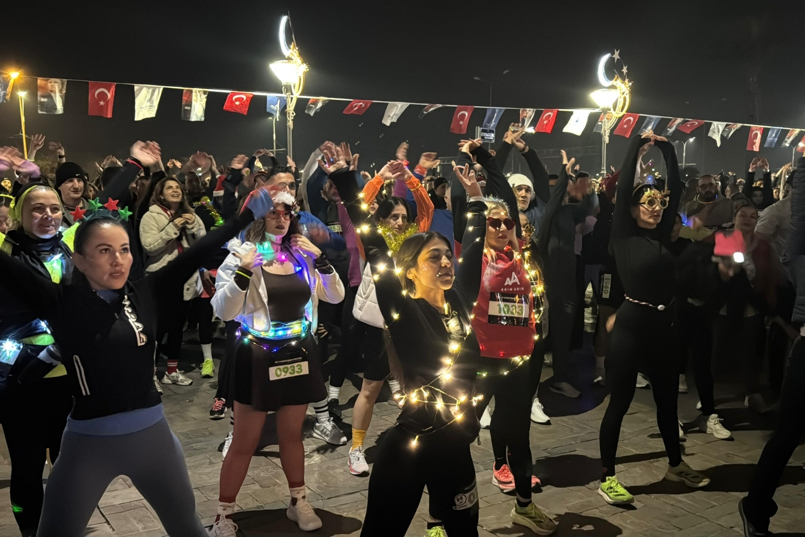 İzmir'de ışığını al gel temalı en uzun gece koşusu düzenlendi