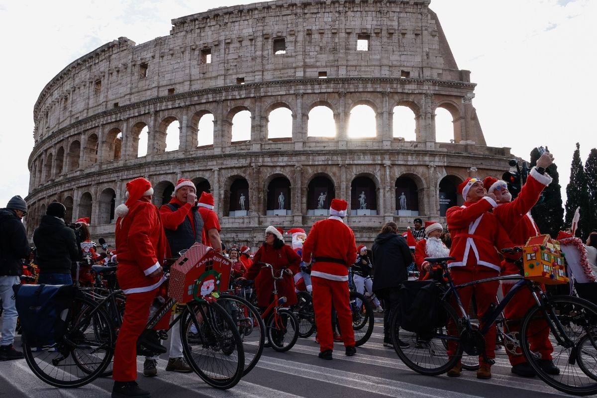 Roma'da 'Noel Babalar' çocuklar için bisiklet turuna katıldı