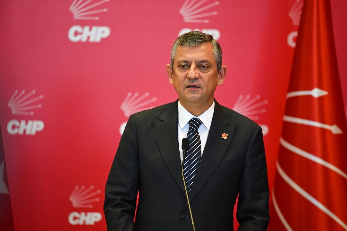 CHP lideri Özgür Özel, 'İlk kez açlık sınırının altında açıklanmıştır' sözleriyle yeni asgari ücrete tepki gösterdi