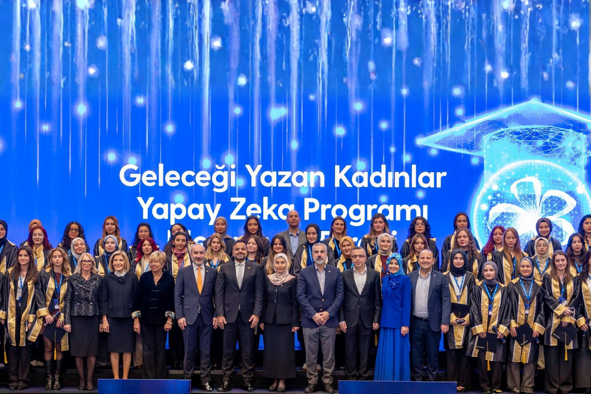 Turkcell’in ‘Geleceği Yazan Kadınlar Yapay Zekâ Projesi’ mezunlarını verdi